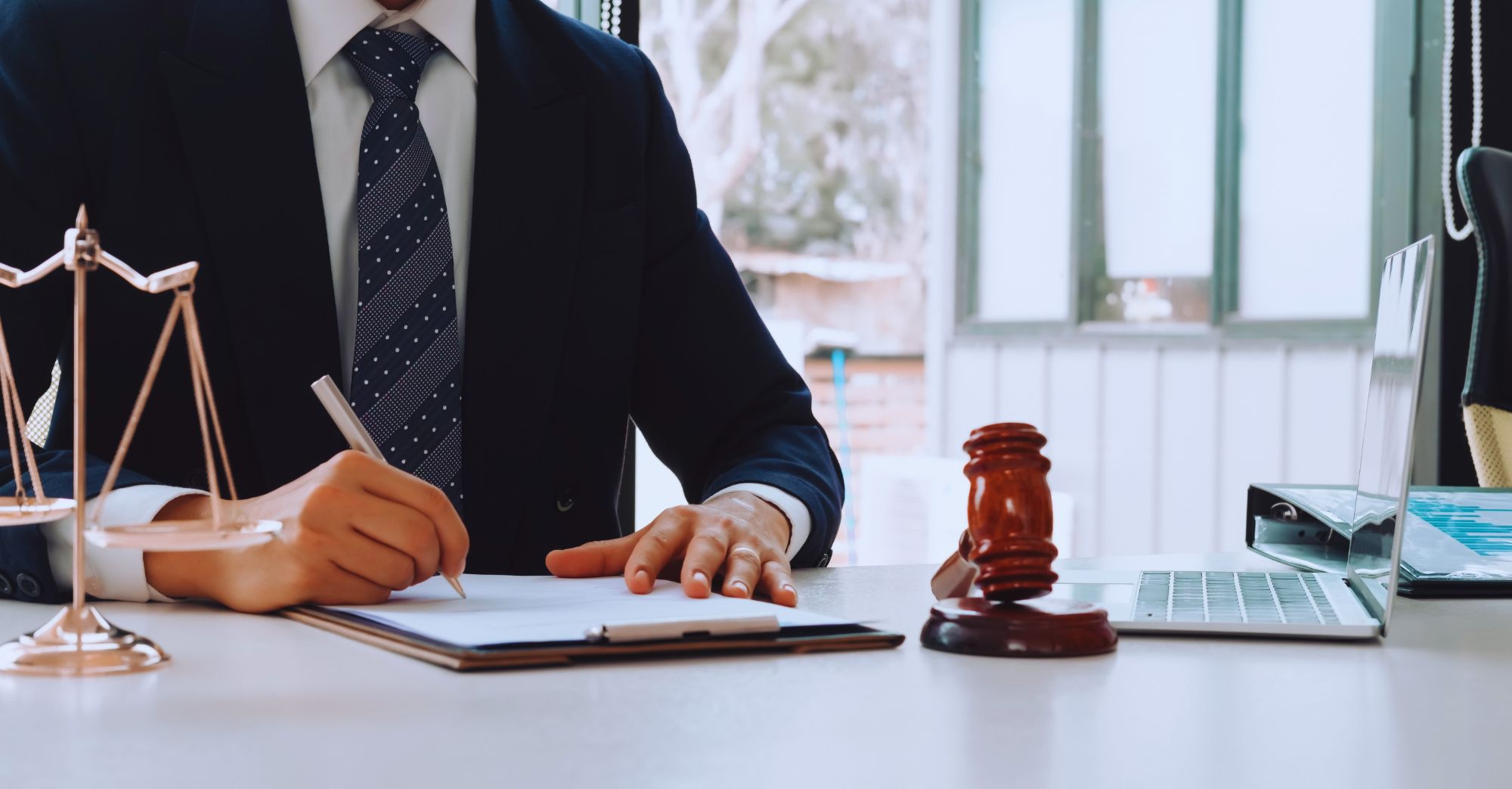 El poder conferido a un abogado no exige su firma para que el encargo judicial tenga validez