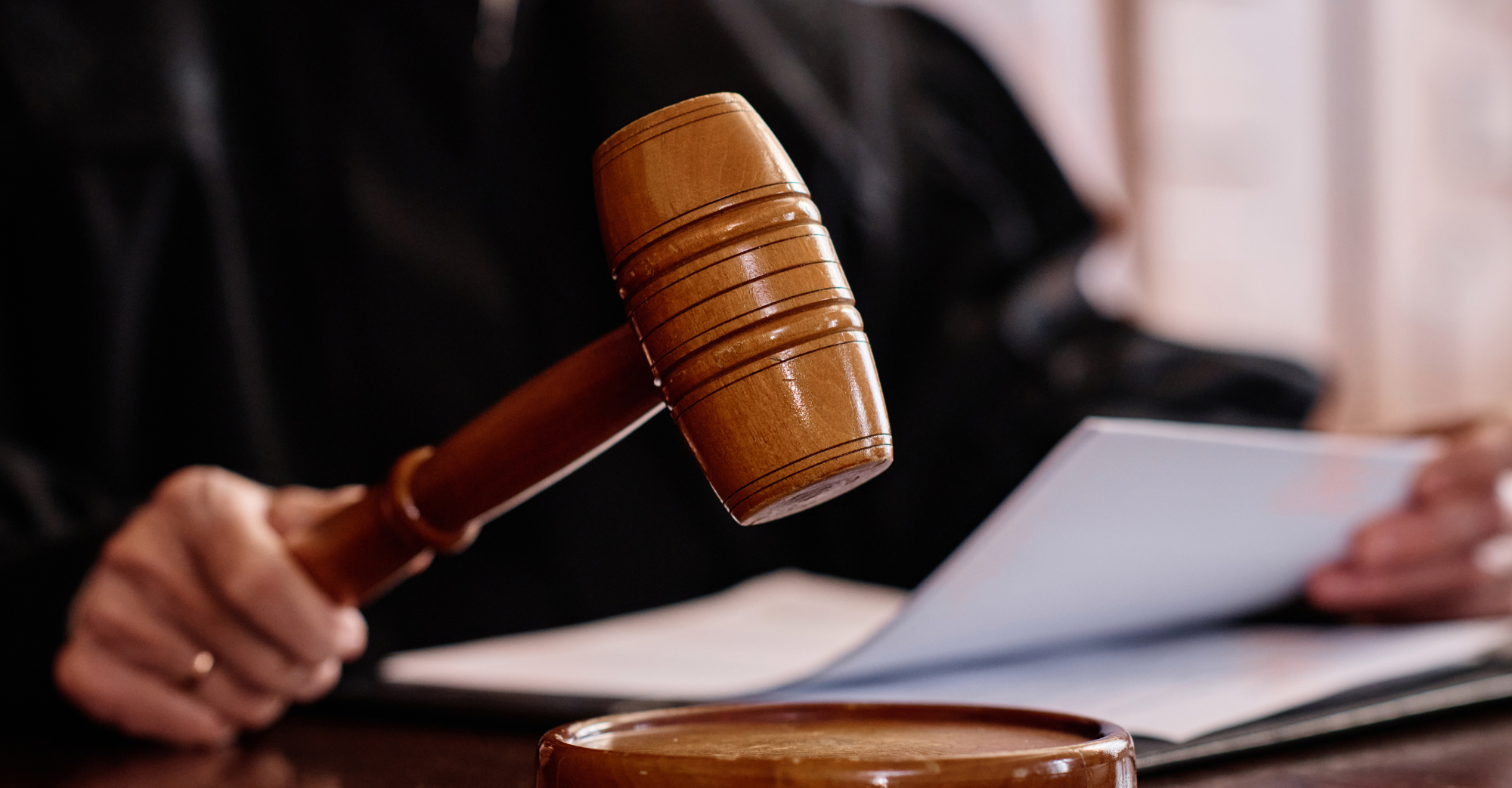 Urgencia de resolver una solicitud de libertad no autoriza al juez a desconocer las reglas de competencia